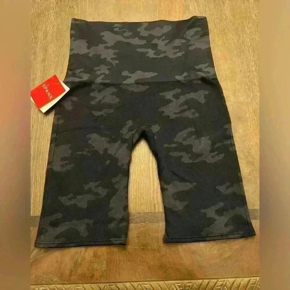 NWT SPANX Look at Me Now Bike Short Size S - Picture 2 of 6